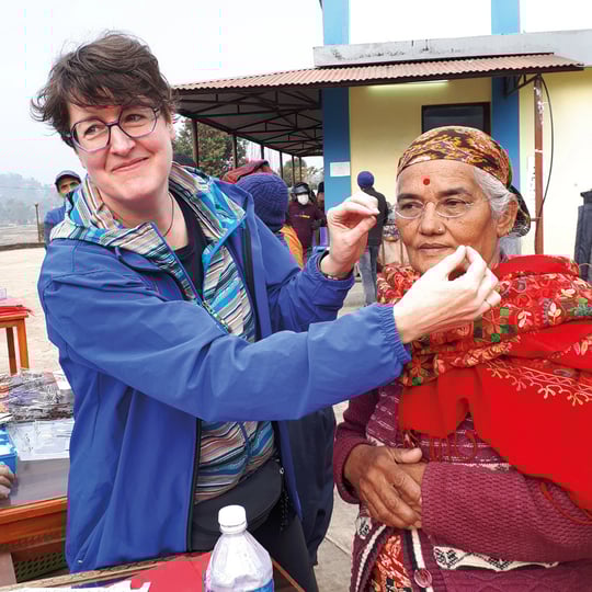 Karin-Paulus-leistet-Hilfe-in-Nepal-in-Form-von-Brillen